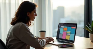 Community Manager analisando el calendario de contenido para redes